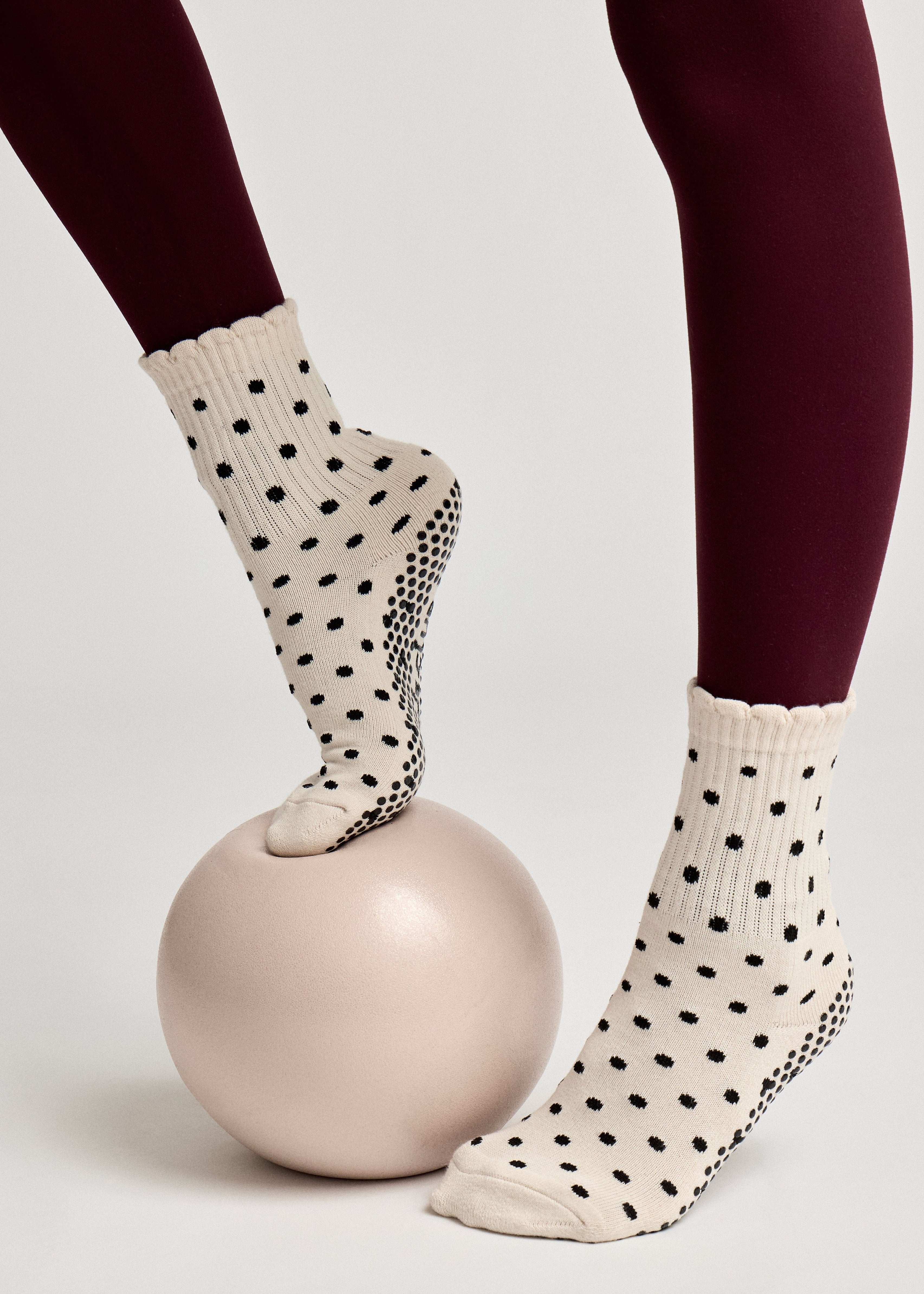 Scallop Crew Pilates Grip Sock - Beige Spot